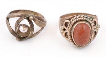 Ezüst(Ag) gyűrű, 2 db, egyik kővel, másikból hiányzik, jelzettek, méret: 55 és 52, bruttó: 6,13 g nettó: 2,63 g