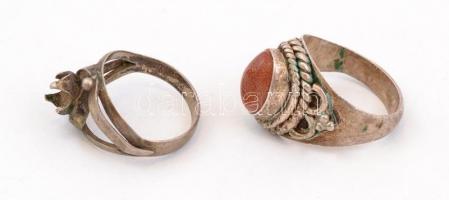 Ezüst(Ag) gyűrű, 2 db, egyik kővel, másikból hiányzik, jelzettek, méret: 55 és 52, bruttó: 6,13 g ne...