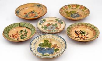 XIX. sz. 6 db tányér. Mázas cserép, kézzel festett, kisebb hibákkal. d:20-24 cm