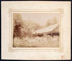 cca 1900 Marosvásárhely, Fából készült tornácos villa és kertje, kartonra kasírozott fotó, 14,5×19,5...