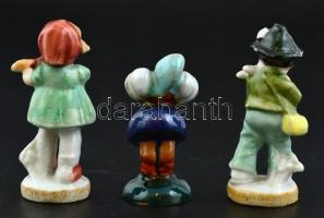 3 db figurális porcelán, jelzetlen, kézzel festett, mind sérült, lepattanásokkal m: 6 cm és 5 cm