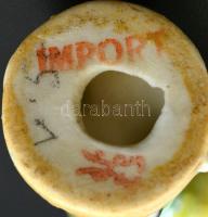 3 db figurális porcelán, jelzetlen, kézzel festett, mind sérült, lepattanásokkal m: 6 cm és 5 cm