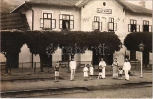 1915 Nagymaros, vasútállomás, vasutasok nyári fehér egyenruhában. photo