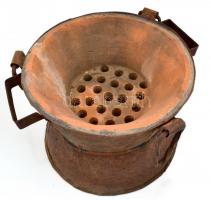 XIX. sz. Hordozható népi főző eszköz, tűzhely. Fém, kerámia. Nagy méretű d: 40 cm, m: 32 cm