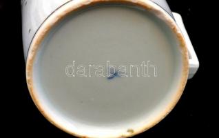 Carlsbadi kiöntők (11db), kézzel festett és matricás, némelyik tetővel, néhány jelzett, apró kopásny...