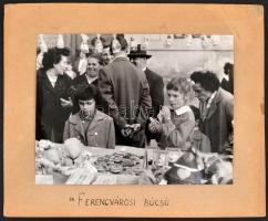 cca 1975 Ferencvárosi búcsú, kartonra ragasztott fotó, kartonon feliratozva, 18,5×24 cm