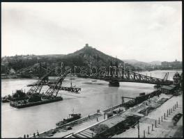 1945 A volt Ferenc József híd (Szabadság híd) elemének beemelése a háború utáni újjáépítéskor, hátoldalon feliratozott, publikált fotó, 17,5×23,5 cm