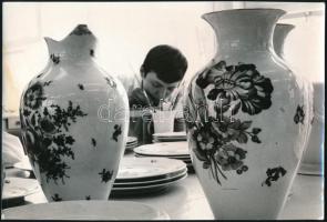 cca 1975 A Herendi Porcelángyár épülete kívülről, valamint kézzel festik a vázákat a gyárban, 2 db publikált fotó Urbán Tamás fotóművész alkotása, pecséttel jelzett, 12×18 és 16×24 cm-es méretben