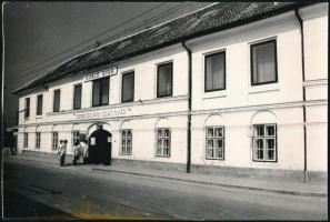 cca 1975 A Herendi Porcelángyár épülete kívülről, valamint kézzel festik a vázákat a gyárban, 2 db p...