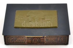 "Emlékül a szocialista haza fegyveres szolgálatáért" fém emlékdoboz, kopott aranyozással, eredeti papír tokban 9,5×12,5×3 cm