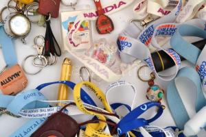 Egy doboz vegyes kulcstartó