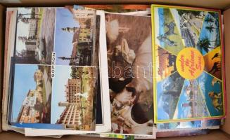 Egy doboz vegyes régi és modern papír és képeslap