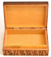 Faragott fa doboz, kis kopásokkal 10x14,5x4,5 cm