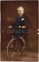 Fiú egykerekű biciklin műteremben / Boy on a unicycle. Nagy photo (Arad) (cut)