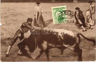 1932 Una gran estocada / Spanish folklore, bullfight, toreador. TCV card (tear)