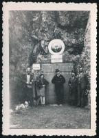 cca 1940 A felvidéki Baradla-Domica-barlangrendszer kecsői bejárata a Magyar Turista Egyesület táblájával és magyar nyelvű feliratokkal, fotó, 8,5×6 cm