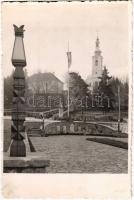 1943 Székelyudvarhely, Odorheiu Secuiesc; Templom tér, országzászló, kopjafa / church, square, Hungarian flag, Stalp funerar (Rb)