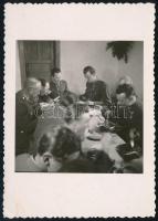 1938 A felvidéki bevonulás után egy jolsvai házban étkező magyar katonatisztek, Neubauer Lajos, Jolsva fotó, pecséttel jelzett, felirattal, 8,5×6 cm