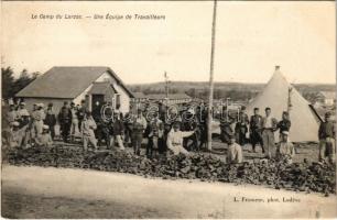 1908 Le Camp du Larzac. Une Equipe de Travailleurs / French military camp, group of workers and soldiers. L. Froment, phot. (EK)