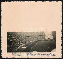 1936 Hitler bevonulása a berlini olimpiai stadionba a megnyitó ünnepségen, feliratozott fotó, 6×6,5 cm