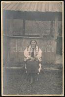 cca 1939 Ruszin lány népviseletben Havasmezőn, hátoldalon feliratozott fotó, jó állapotban, kartonra ragasztva, 10,5×6,5 cm