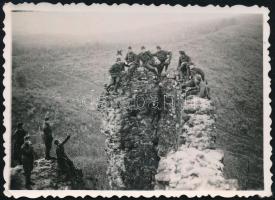 1940 Magyar katonák a drégelyi várromon, fotó, feliratozva, 6×8,5 cm