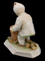 Zsolnay faágakat gyűjtő kisfiú, kézzel festett, jelzett, hibátlan, m:15,5 cm