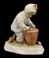Zsolnay faágakat gyűjtő kisfiú, kézzel festett, jelzett, hibátlan, m:15,5 cm