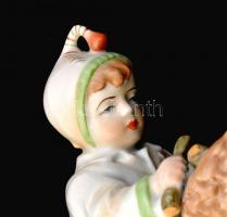 Zsolnay faágakat gyűjtő kisfiú, kézzel festett, jelzett, hibátlan, m:15,5 cm