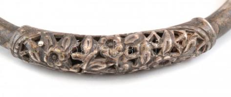 Ezüst(Ag) karkötő, virágos díszítéssel a közepén, jelzetlen, állítható méretű, de a díszítésnél meg ...