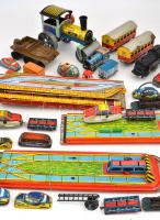 Régi kulcsos lemezjátékok (vonatok, autók, úthenger, stb.), kopottak