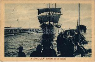 1926 Viareggio, Entrata di un veliero / sailing vessel entering the port, crowd (EK)