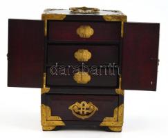 Gyöngyház berakásos kínai ékszertartó, festett fa, plüss betéttel, gravírozott réz veretekkel, jelze...