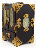 Gyöngyház berakásos kínai ékszertartó, festett fa, plüss betéttel, gravírozott réz veretekkel, jelze...