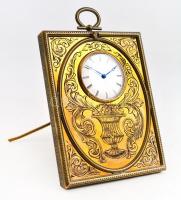 XIX. sz. Antik kulcsos szerkezetű asztali óra. Gravírozott réz keretben, működő, szép állapotban, kulccsal 8,5x11 cm / Antique table watch with winding key. Copper in perfect condition. 8,5x11 cm