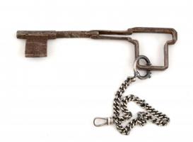 Régi, kihajtható kulcs 14 cm, fém láncon