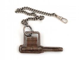 Régi, kihajtható kulcs 14 cm, fém láncon