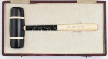 XX sz. eleje: Szabadkőműves kalapács. Progressio páholy. Csont és fa. Jelzett. 23,5 cm Díszdobozban....