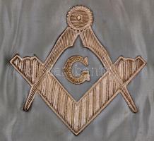 XX. sz. eleje: Szabadkőműves kötény. Selyem, Kígyómintás fém csattal / Freemason apron. Silk 38x34 c...