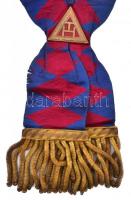XX. sz. eleje: Szabadkőműves kötény és szalag. Selyem, Kígyómintás fém csattal / Freemason apron and...