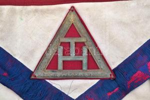 XX. sz. eleje: Szabadkőműves kötény és szalag. Selyem, Kígyómintás fém csattal / Freemason apron and...