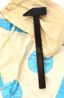 Progressio páholy Szabadkőműves kötény, kesztyű és kalapács zsákban, hozzá való bőr tokkal.  Várady ...