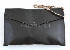 Progressio páholy Szabadkőműves kötény, kesztyű és kalapács zsákban, hozzá való bőr tokkal.  Várady ...