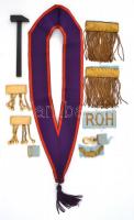 Szabadkőműves szalag és köténydíszek, és kalapács. / Freemason apron ornaments ribbon and hammer