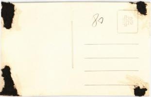 1933 Gödöllő, Cserkész Világ Jamboree, külföldi cserkész fából faragott maszkkal és szúrófegyverekke...