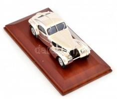 Bugatti Coupé Atlantic autó modellje,14x7x6,5 cm kis dísz vitrinben