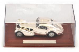 Bugatti Coupé Atlantic autó modellje,14x7x6,5 cm kis dísz vitrinben