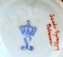 Leander cseh porcelán magyar kézi festéssel: Szabó Györgyné, Debrecen. Kopásokkal.  d:8,5 cm, m: 10 ...