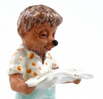 Újságot olvasó sün. Iparművész kerámia. Matricával jelzett. Kézzel festett, kopásokkal. 17 cm