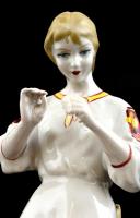 Virágszedő lány, jelzett orosz porcelán figura, kézzel festett, hibátlan, m:29 cm